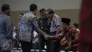 Panglima TNI Jenderal Gatot Nurmantyo berbincang dengan Kapolri Jenderal Pol Badrodin Haiti saat menghadiri Rapat koordinasi nasional (rakornas) Pemantapan Pelaksanaan Pilkada Serentak 2015 di Ancol, Jakarta, Kamis (12/11). (Liputan6.com/Faizal Fanani)