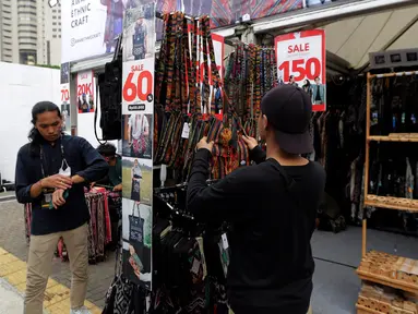 Warga melihat barang di salah satu stand yang memajang pakaian produksi dalam negeri saat pembukaan Jakarta Clothing Expo (JakCloth) 2023 di Parkir Timur Senayan, Jakarta, Rabu (5/7/2023). (Liputan6.com/Johan Tallo)