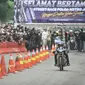 Pebalap memacu sepeda motor saat mengikuti Street Race Polda Metro Jaya di Kawasan Ancol, Jakarta Utara, Minggu (16/1/2022). Sebanyak 350 pebalap turut meramaikan balap jalanan bersama komunitas Street Race di Ancol. (merdeka.com/Iqbal S. Nugroho)