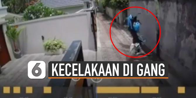 VIDEO: Nekat Gaspol, Pengemudi Motor Sport Kecelakaan di Gang