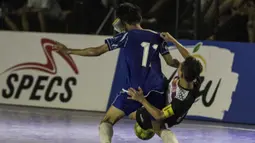 Kaki pemain Kerambah FC mengenai kepala dari pemain Al-Falah pada laga Grand Final Futsal Battle di Mall Taman Anggrek, Jakarta, Minggu (14/10). Kerambah FC juara melalui adu penalti. (Bola.com/Vitalis Yogi Trisna)