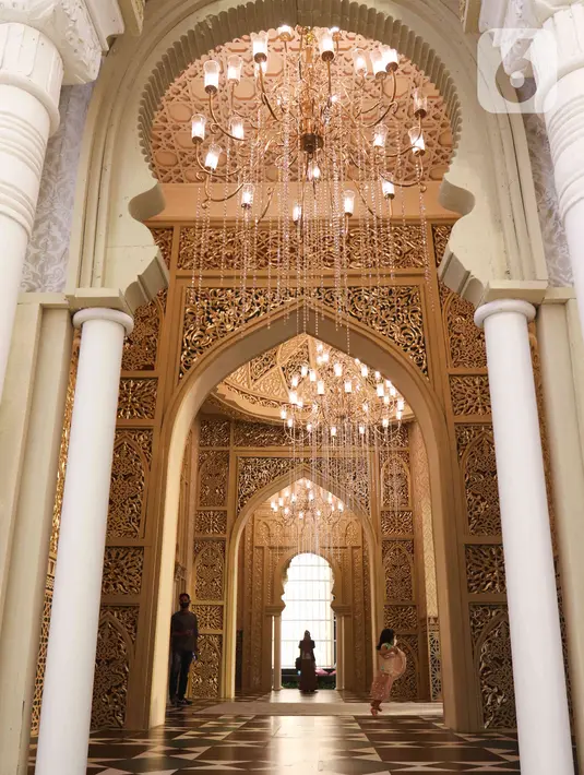 Pengunjung melihat-lihat instalasi Istana Alhambra di Mal Senayan City, Jakarta Pusat, Kamis (15/4/2022). Instalasi megah setinggi 14 meter itu merupakan perwujudan dari tema The Divine Ramadan yang dibuat untuk menyemarakkan bulan puasa. (Liputan6.com/Herman Zakharia)