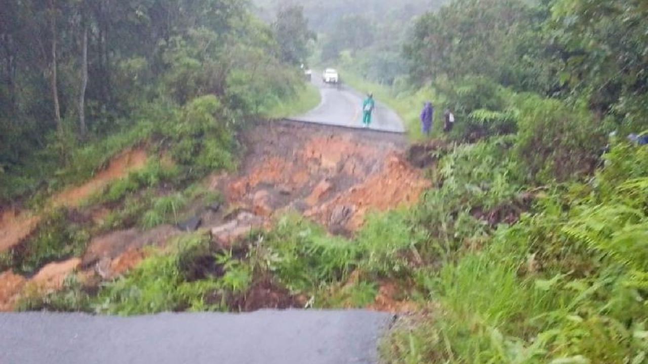 Akses Jalan Terputus: Penghubung Mandailing Natal-Tapanuli Selatan Lumpuh Akibat Amblas