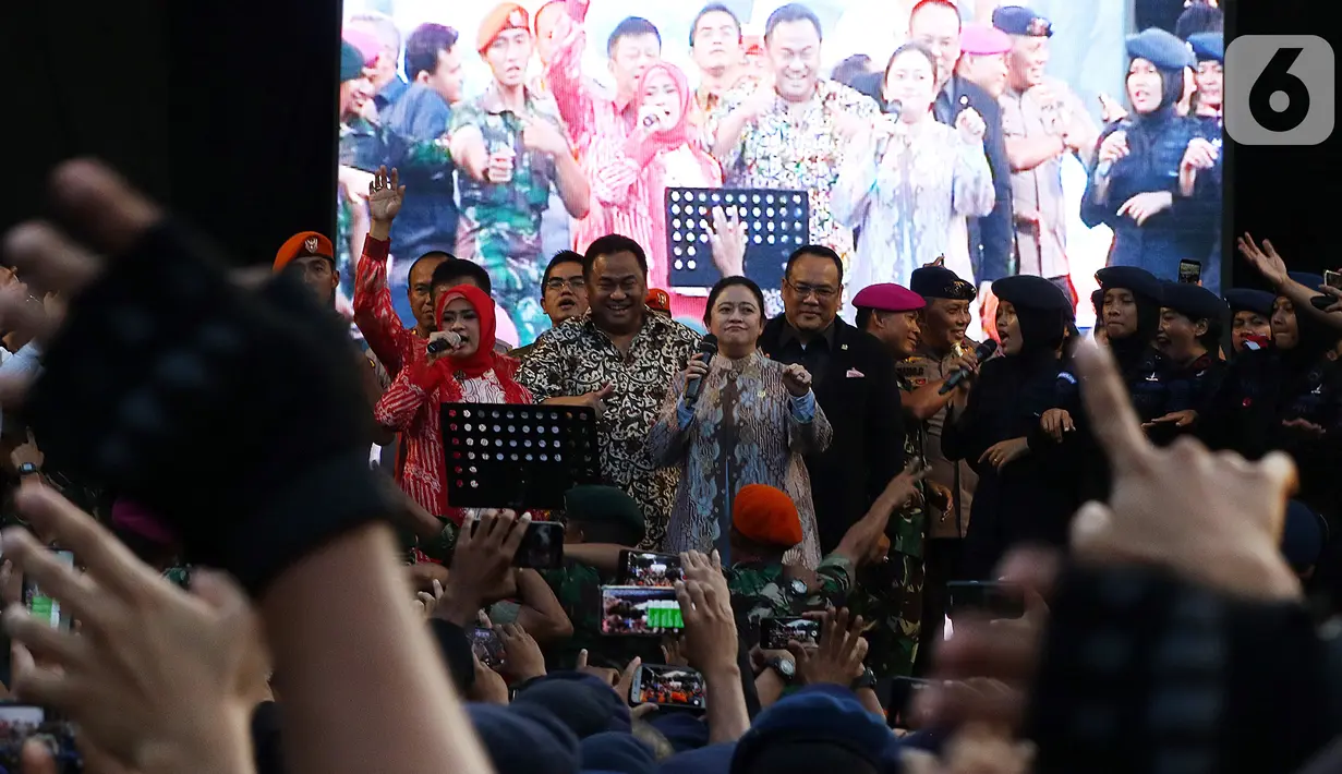 Ketua DPR RI Puan Maharani bernyanyi bersama pedangdut Ikke Nurjanah di atas panggung hiburan dangdut di Lapangan DPR Senayan, Jakarta, Senin (21/10/2019). Acara untuk mengapresiasi aparat keamanan TNI-Polri yang bertugas menjaga suasana kondusif saat pelantikan presiden. (Liputan6.com/Johan Tallo)