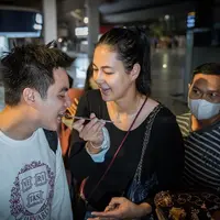 Paula Verhoeven memberikan potongan pertama kue ulang tahunnya untuk Baim Wong. (Foto: Instagram/ paula_verhoeven)