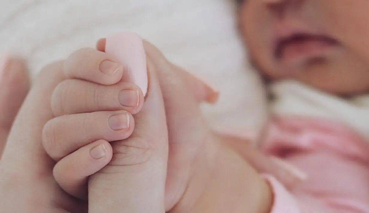 Jalau yang ini saat Stormi baru lahir. Pipinya gemas banget ya! (instagram/kyliejenner)