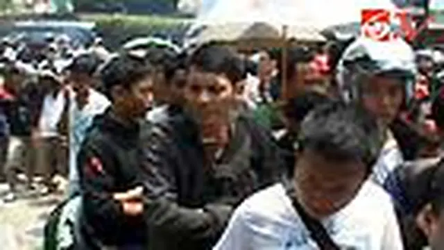 Demi Merah Putih, Suporter Rela Antre