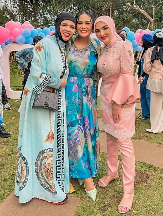 Lewat unggahan foto di akun Instagram Ashanty, terlihat ketiga mama berkumpul di acara gender reveal Aurel. Ashanty sendiri mengenakan busana berwarna merah muda. Ini merupakan busana seragam dari pihak keluarga Aurel Hermansyah. Foto: Instagram.