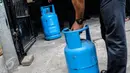 Petugas Krimsus Polda Metro Jaya saat akan membawa tabung gas elpiji 12 kg di kawasan Kebon Jeruk, Jakarta, Kamis (30/7). Kasus ini bermula dari laporan warga ketika mengembalikan tabung gas yang diduga berisi air ke penjual. (Liputan6.com/Faizal Fanani)