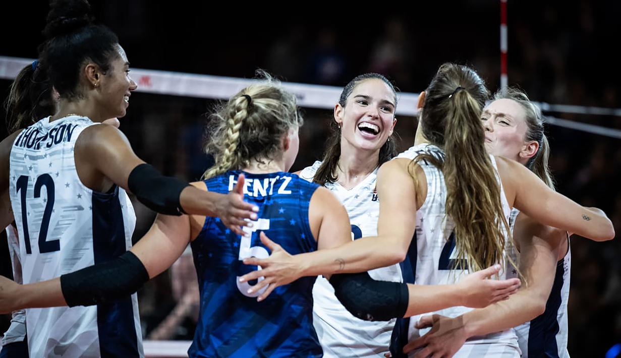 Amerika Serikat. Tim putri Amerika Serikat menempati peringkat pertama di klasemen akhir babak penyisihan dengan mengoleksi 11 kemenangan dari 12 laga dan memperoleh 32 poin. Di babak perempatfinal tim putri Amerika Serikat yang berstatus juara Olimpiade Tokyo 2020 akan menghadapi Serbia sebagai juara Dunia 2018, 13 Juli 2022. (Dok. Volleyballworld)