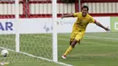 Gelandang Bhayangkara FC, Adam Alis, melakukan selebrasi usai mencetak gol ke gawang Arema FC pada laga Shopee Liga 1 di Stadion PTIK, Jakarta, Rabu (27/11). Bhayangkara menang 1-0 atas Arema. (Bola.com/Yoppy Renato)