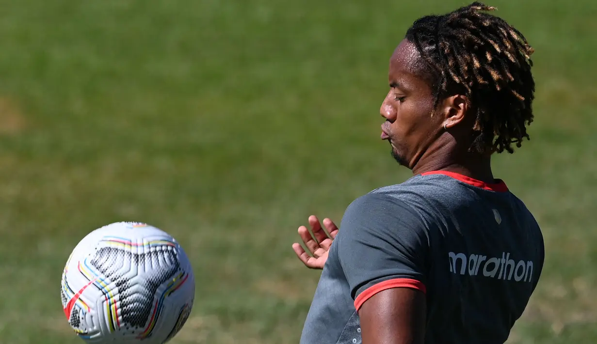 Gelandang timnas Peru Andre Carillo mengontrol bola sebelum sesi latihan jelang perebutan juara ketiga Copa America 2021 melawan Kolombia, di Brasilia, Brasil, Kamis (8/7/2021). Laga Kolombia vs Peru akan digelar di Stadion Nasional, Sabtu, 10 Juli pada pukul 07.00 WIB. (EVARISTO SA / AFP)