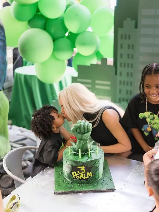 <p>Tak ketinggalan, ada juga potret manis saat Kim mencium Psalm usai acara tiup lilin. (Instagram/kimkardashian).</p>