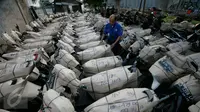 Petugas mengecek sepeda motor pemudik yang akan di berangkatkan dari stasiun Lempuyangan,Yogyakarta, (11/7). Ratusan sepeda motor di angkut ke Jakarta pada arus balik lebaran 2016 tanpa di pungut biaya .(Boy Harjanto)