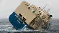 Kapal kargo bernama Modern Express terlihat oleng dan terombang-ambing di Samudera Atlantik, pesisir Prancis, 29 Januari 2016. Akibatnya, segenap kru yang terdiri dari 22 orang diangkut menggunakan helikopter. (REUTERS/Loic Bernardin/Marine Nationale)
