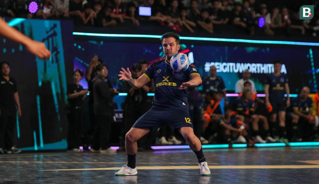 Pemain Fury Squad, Falcao mengontrol bola dalam laga Futsal X Series 2 melawan Nova Titans di GOR UNJ, Rawamangun, Jakarta, Sabtu (17/01/2026). (Bola.com/Bagaskara Lazuardi)