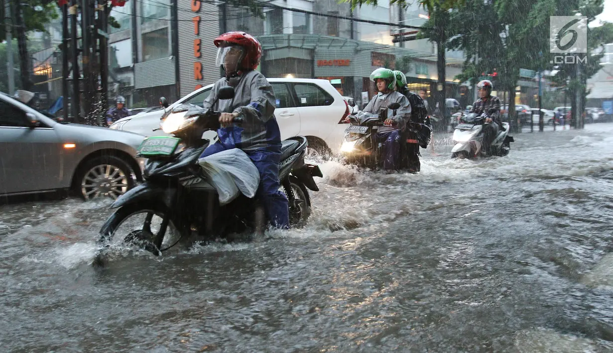 Sejumlah kendaraan menerobos banjir di kawasan Kemang, Jakarta Selatan, Kamis (18/10). Akibat hujan deras, kawasan di Jalan Kemang kembali tergenang air. (Liputan6.com/Herman Zakharia)