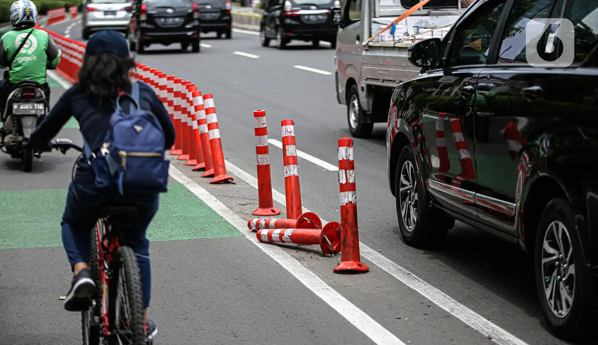 Sejumlah stick cone pembatas jalur sepeda rusak di kawasan Salemba Raya, Jakarta, Jumat (18/11/2022). Stick cone yang terpasang sejak September lalu tersebut terlihat sudah rusak dan tidak terpasang dengan benar, Pemerintah Provinsi DKI menghapus anggaran Rp 38 miliar untuk pembangunan sekitar 500 kilometer jalur sepeda dari rancangan anggaran pendapatan dan belanja daerah (RAPBD) DKI tahun 2023. (Liputan6.com/Faizal Fanani)