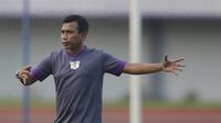 Pelatih Persita Tangerang, Widodo C. Putro, memberikan instruksi saat latihan di Stadion Sport Center, Tangerang, Selasa (28/5). Latihan ini persiapan jelang laga Liga 2 2019. (Bola.com/Vitalis Yogi Trisna)