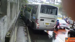 Transjakarta Menabrak Tembok
