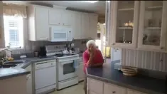 Berawal dari foto iseng untuk mengiklankan rumah yang akan dijual, seorang  nenek menjadi viral di media sosial. Nenek Yolie yang ingin segera menjual rumahnya di Davenport, Florida meminta putrinya Sandra untuk memotret dirinya.