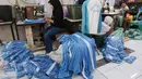 Pelaku UMKM binaan Dinas Koperasi, menyelesaikan produksi seragam sekolah di kawasan PIK Pulogadung, Jakarta, Jumat (3/7/2026). Permintaan seragam meningkat hingga kapasitas produksi mencapai 1.000 potong untuk berbagai pesanan. (Kapanlagi.com/Budy Santoso)