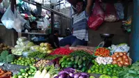 Harga pangan di Pasar Senen Jakarta Pusat terpantau naik Dua pekan menjelang puasa. (Liputan6.com/Fiki Ariyanti)