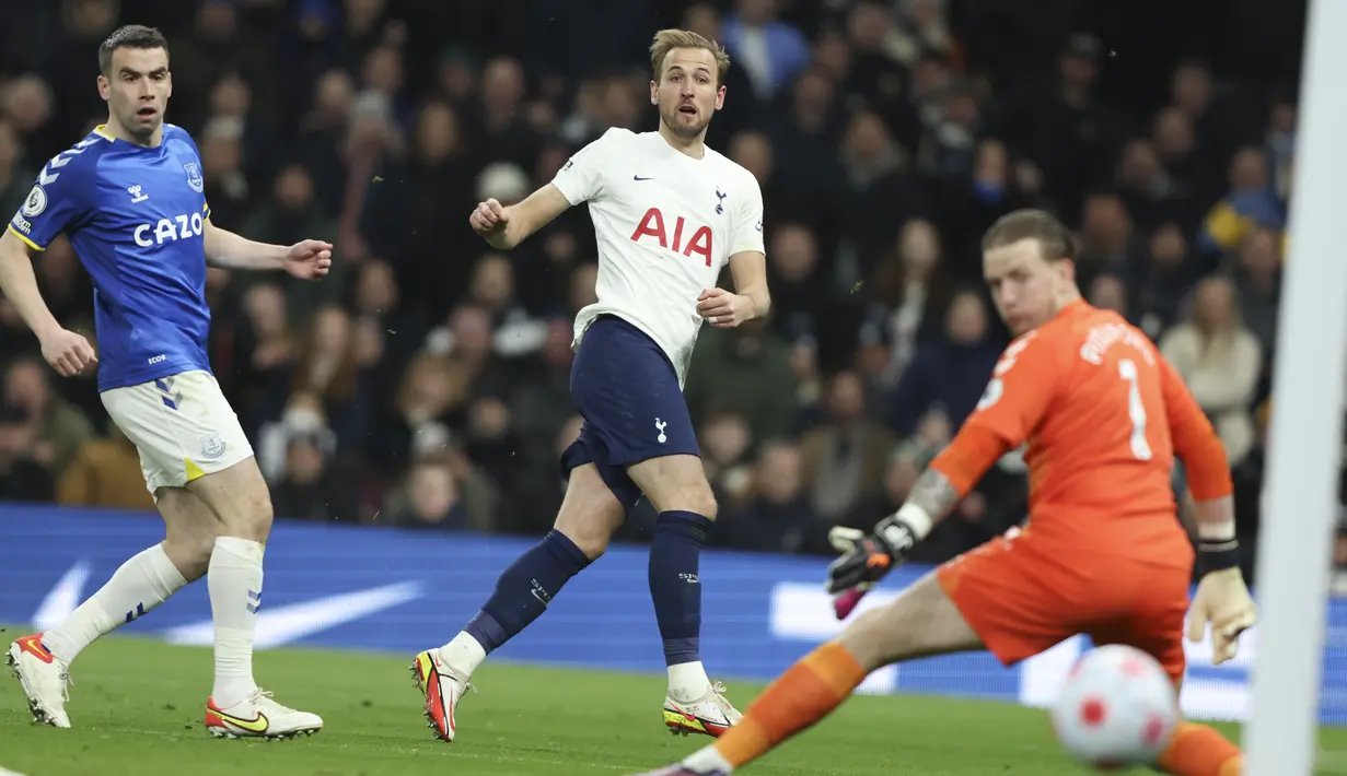 Striker Tottenham Hotspur Harry Kane (tengah) mencetak gol kelima timnya ke gawang Everton pada pekan ke-28 Liga Inggris 2021-2022 di Tottenham Hotspur Stadium, Selasa (8/3/2022) dini hari WIB. Tottenham Hotspur tanpa ampun menghajar Everton lima gol tanpa balas. (AP Photo/Ian Walton)