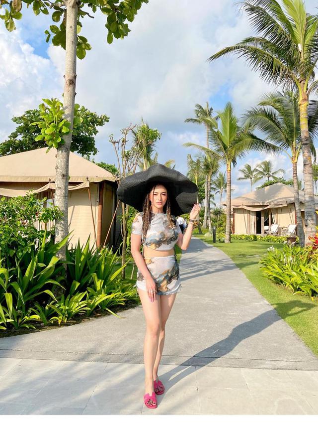 7 Potret Terbaru Amel Alvi, Liburan Ke Bali dengan Gaya Rambut Cornrow