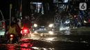 Sejumlah kendaraan menerjang banjir di Jalan Ciracas Raya, Jakarta, Jumat (12/8/2022). Hujan lebat yang terjadi sore tadi membuat Jalan Ciracas Raya tergenang air dan kendaraan terjebak banjir. (Liputan6.com/Faizal Fanani)