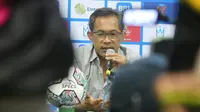 Pelatih Persebaya, Aji Santoso dalam konferensi pers usai laga melawan RANS Nusantara di Stadion Gelora Delta Sidoarjo, Kamis (15/9/2022). (Bola.com/Wahyu Pratama)