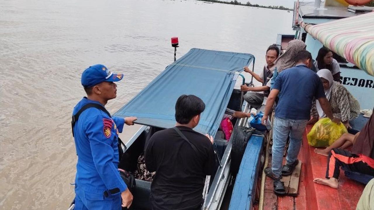 Ambulans Apung Ditpolairud Polda Sumsel Sigap Evakuasi Nelayan Sakit ke Rumah Sakit