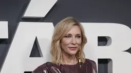 Cate Blanchett berpose untuk fotografer setibanya di pemutaran perdana film 'Tar' di London, Rabu, 11 Januari 2023. Pakaian tersebut menampilkan detail yang berkilauan dan lengan panjang sementara Cate mengencangkan pinggangnya dengan tali yang serasi. (Photo by Scott Garfitt/Invision/AP)