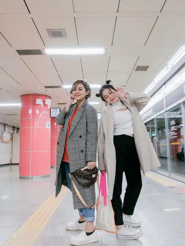 Mix & Match Korean Office Girl Look ala Vanesha Prescilla (Instagram/@vaneshaass)