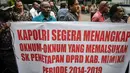 Massa menuntut ke KPU karena hingga saat ini calon terpilih Anggota DPRD Kabupaten Mimika periode 2014-2019 belum dilantik, Jakarta, Jumat (17/4/2015). (Liputan6.com/Faizal Fanani)