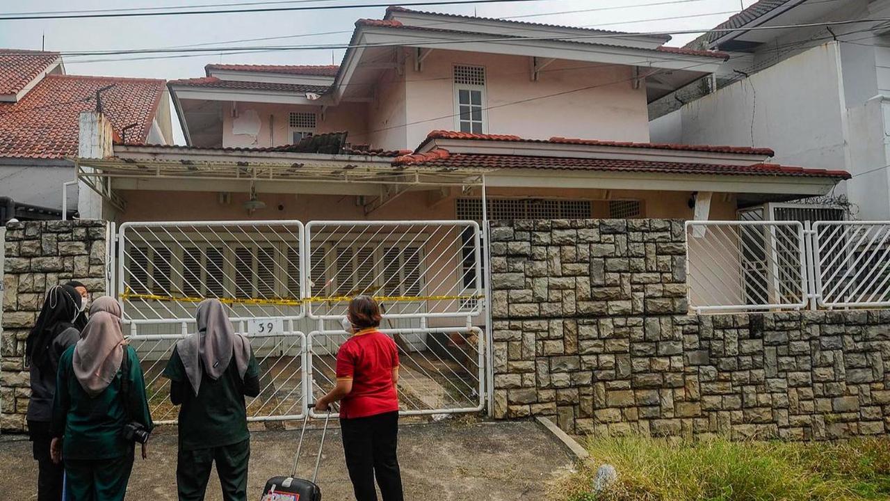 Polda Metro Jaya menggelar olah Tempat Kejadian Perkara (TKP) ulang terkait kasus penemuan jasad ibu dan anak yang membusuk di Perumahan Bukit Cinere Indah, Depok, Jawa Barat, Sabtu (9/9/2023).&nbsp;
