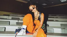 Melalui akun Instagramnya, Agnez Mo sendiri cukup sering mengunggah aktivitasnya. Bahkan, outfit yang dipakai wanita kelahiran 1 Juli 1986 ini terbilang trendi atau kekinian. Ditambah dengan memakai kacamata, ia tampak makin keren.(Liputan6.com/IG/@agnezmo)