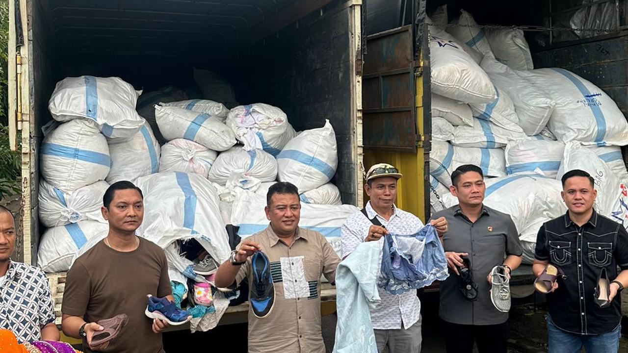 Polisi Bongkar Perdagangan Barang Bekas Ilegal di Batam, Berkarung-karung Sepatu dan Pakaian Diamankan