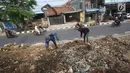 Pekerja menyelesaikan pembuatan taman dan trotoar di sepanjang Jalan Raya Lenteng Agung Timur, Jakarta, Kamis (28/9). Pembuatan taman bertujuan untuk ruang terbuka hijau agar tidak disalahgunakan sebagai hunian liar. (Liputan6.com/Immanuel Antonius)