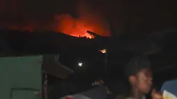 Orang-orang mengungsi karena langit malam berubah merah akibat letusan Gunung Nyiragongo di Goma, Kongo, Sabtu (22/5/2021). Gunung Nyiragongo terakhir meletus pada 17 Januari 2002, menewaskan lebih dari seratus orang dan menutupi hampir semua bagian timur Goma dengan lahar. (AP Photo/Justin Kabumba)