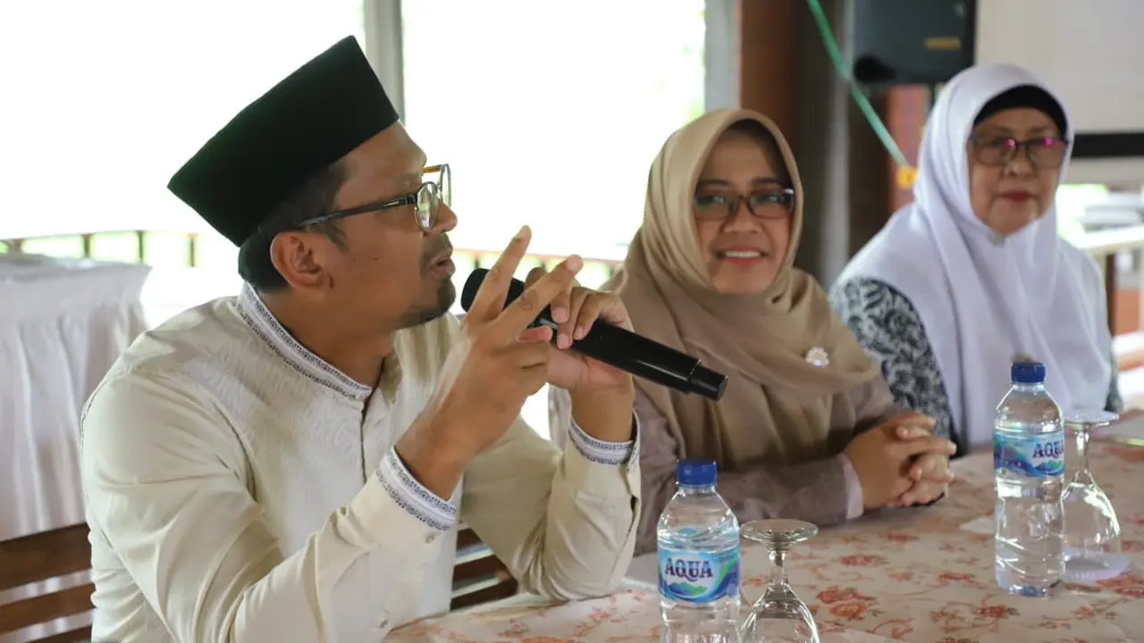 Wakil Bupati (Wabup) Garut Helmi Budiman, dalam pemaparan rapat kerja Ikatan Bidan Indonesia (IBI) beberapa waktu lalu. (Liputan6.com/Jayadi Supriadin)