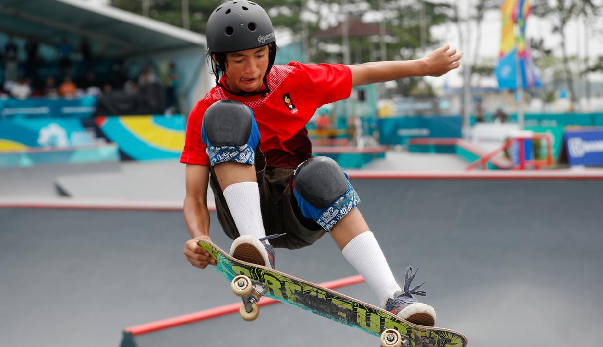 Skateboarder Indonesia, Jason Dennis Lijnzaat melakukan gerakan trik pada final taman putra Asian Games 2018 di arena roller sport Jakabaring, Palembang, Rabu (29/8). Jason meraih medali perak dengan mengumpulkan 68,33 poin. (AP/Vincent Thian)