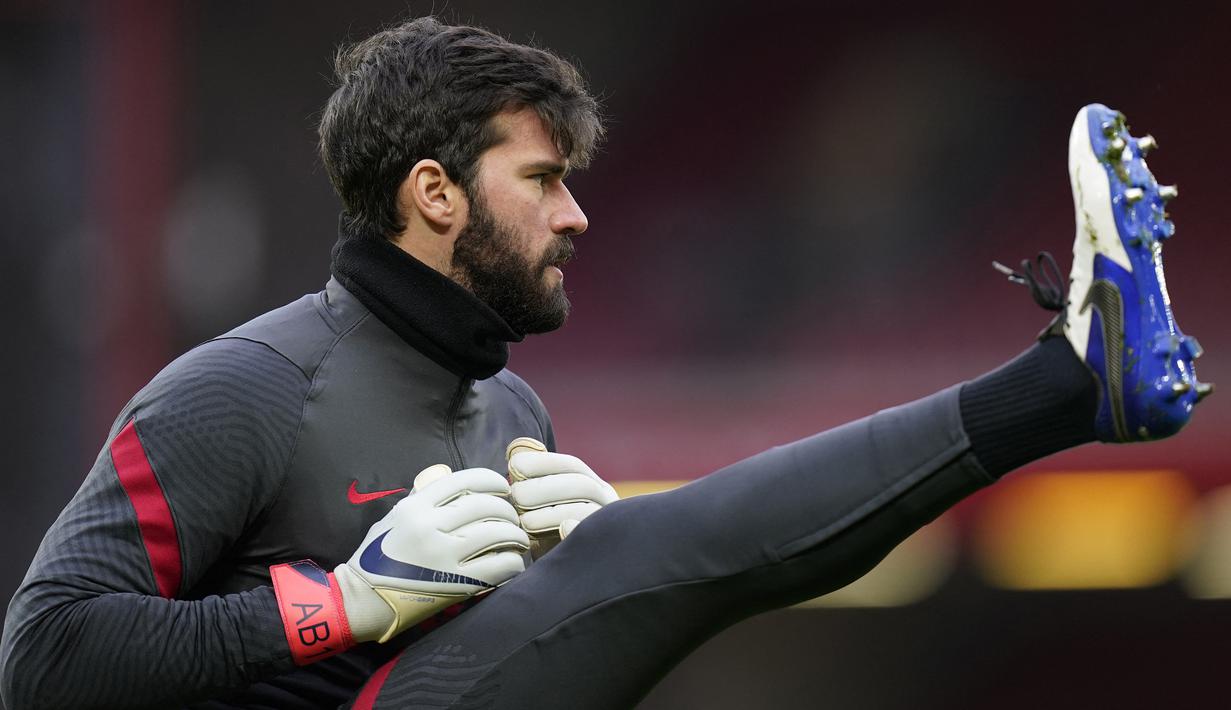 Alisson Becker. Kiper Liverpool asal Brasil ini didatangkan dari AS Roma pada awal musim 2018/2019. Langsung menjadi kiper utama hingga kini dan telah bermain dalam total 122 penampilan dan membuat 55 clean sheet. Tiap pekan ia mendapat bayaran sebesar 137,5 ribu pounds. (AFP/Tim Keeton/Pool)