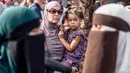 Demonstran melakukan protes larangan penggunaan cadar di Kopenhagen, Denmark, Rabu (1/8). Demonstrasi itu diikuti wanita Muslim yang tidak mengenakan niqab, serta perempuan non-Muslim yang mengenakan niqab. (Mads Claus Rasmussen/Ritzau Scanpix via AP)