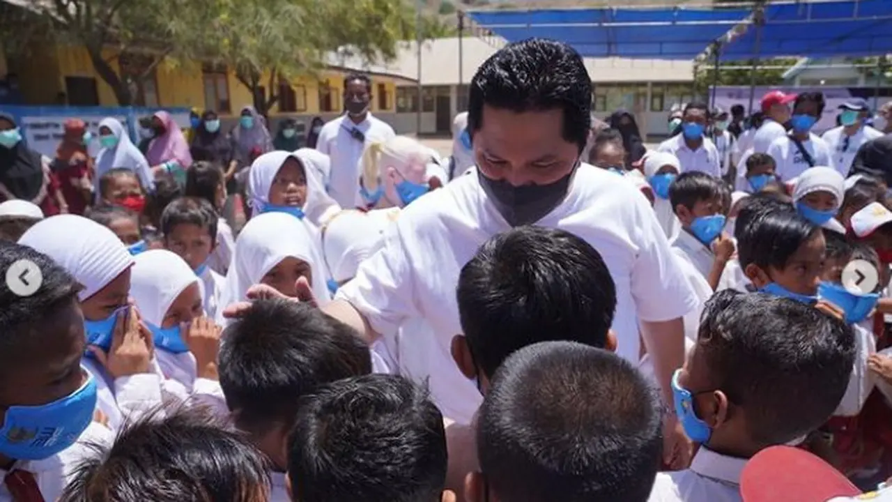 Menteri BUMN Erick Thohir bertemu dengan murid dan guru SDN 1 Desa Komodo. instagram @erickthohir
