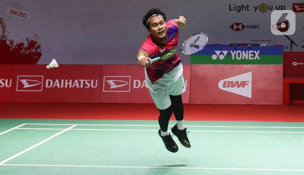 Pebulu tangkis ganda putra Indonesia Mohammad Ahsan saat bertanding bersama Hendra Setiawan atau pasangan The Daddies melawan ganda putra Jepang Akira Koga/Taichi Saito pada babak 32 besar turnamen Daihatsu Indonesia Masters 2023 di Istora Senayan, Jakarta, Selasa (24/1/2023). Mohammad Ahsan/Hendra Setiawan menang atas Akira Koga/Taichi Saito dengan skor 17-21, 21-19, dan 21-10. (Liputan6.com/Herman Zakharia)