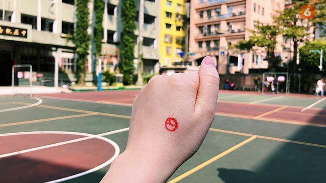 Usai menggunakan hak suara pada pemilu Taiwan, warga akan ditandai dengan cap khusus. (Liputan6.com Teddy Tri Setio Berty)