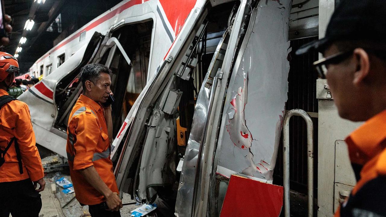 FOTO Kerusakan Parah Gerbong KRL Commuterline  Usai Dihantam Argo Bromo Anggrek
