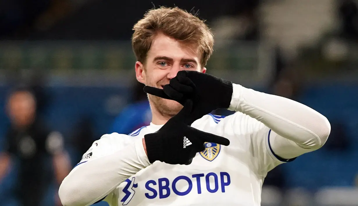 Patrick Bamford. Striker berusia 27 tahun ini merupakan andalan Leeds United untuk mengoyak gawang lawan. Musim lalu ia mampu mencetak 17 gol di Premier League dan tampil dalam seluruh 38 laga. (Foto: AFP/Pool/Jon Super)