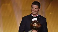 Cristiano Ronaldo terpilih sebagai Pesepakbola Terbaik Dunia 2014 dalam ajang FIFA Ballon d'Or, Swiss, Senin (12/1/2015). (AFP PHOTO/Fabrice COFFRINI)